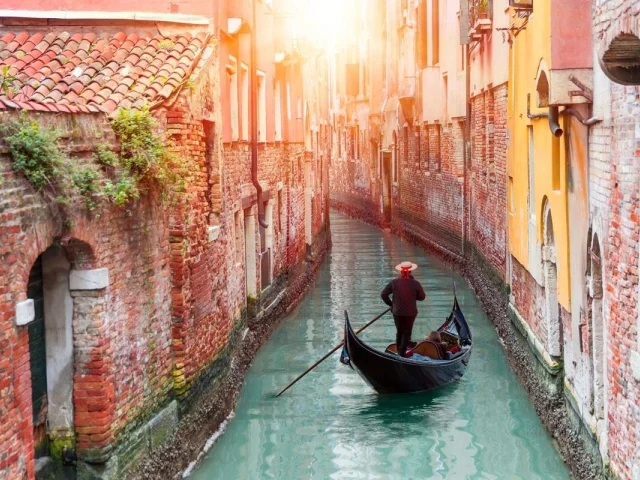 İtalya’da Yılbaşı Ateşi ve Renkli Kutlamalar